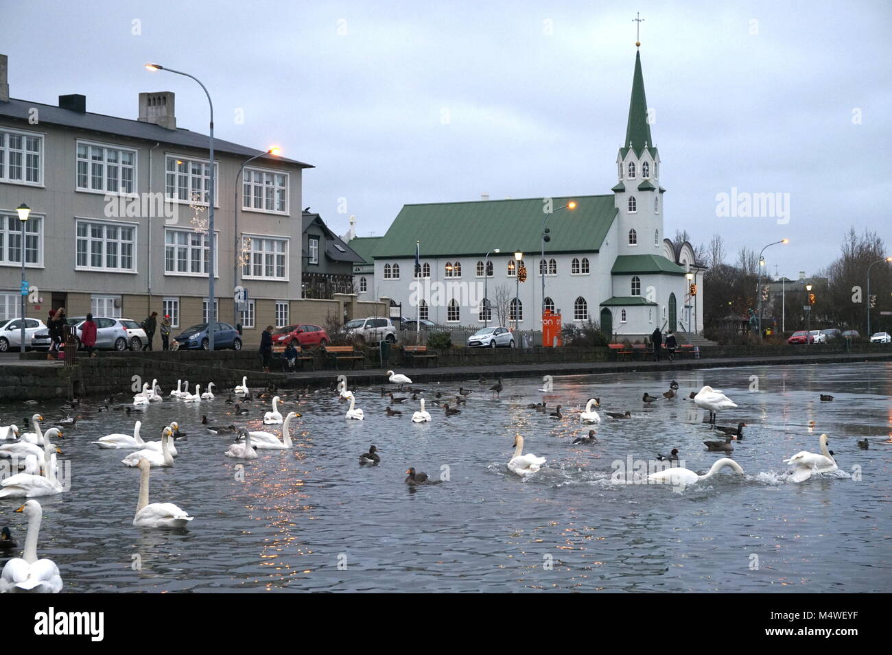 Fríkirkjan í Reykjavík Luterana Chiesa libera sul bordo del lago Tjörnin in Reykjavík, Islanda Foto Stock