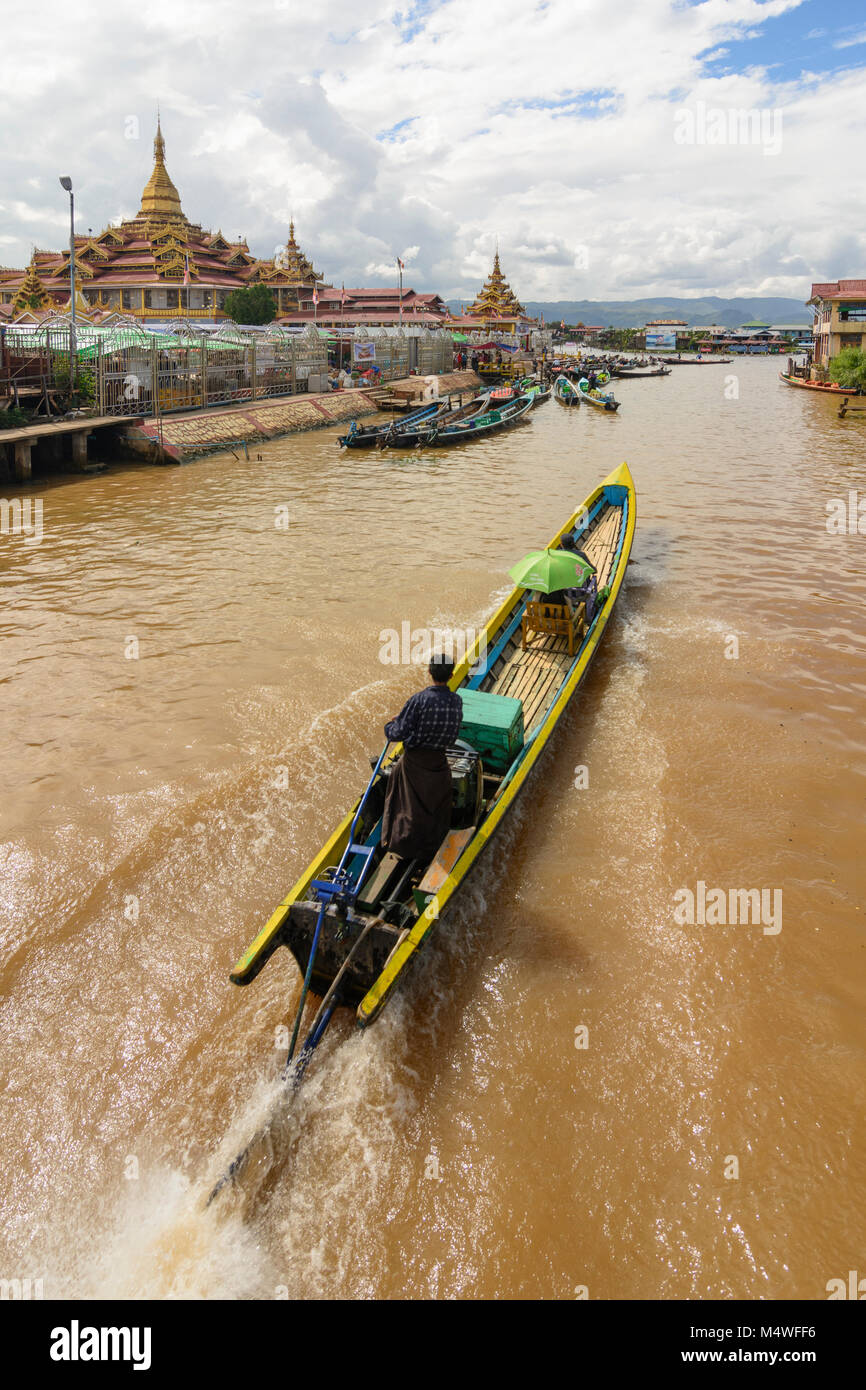 Tha Lay: tempio pagoda Phaung Daw Oo Paya, barca, canal, Lago Inle, Stato Shan, Myanmar (Birmania) Foto Stock