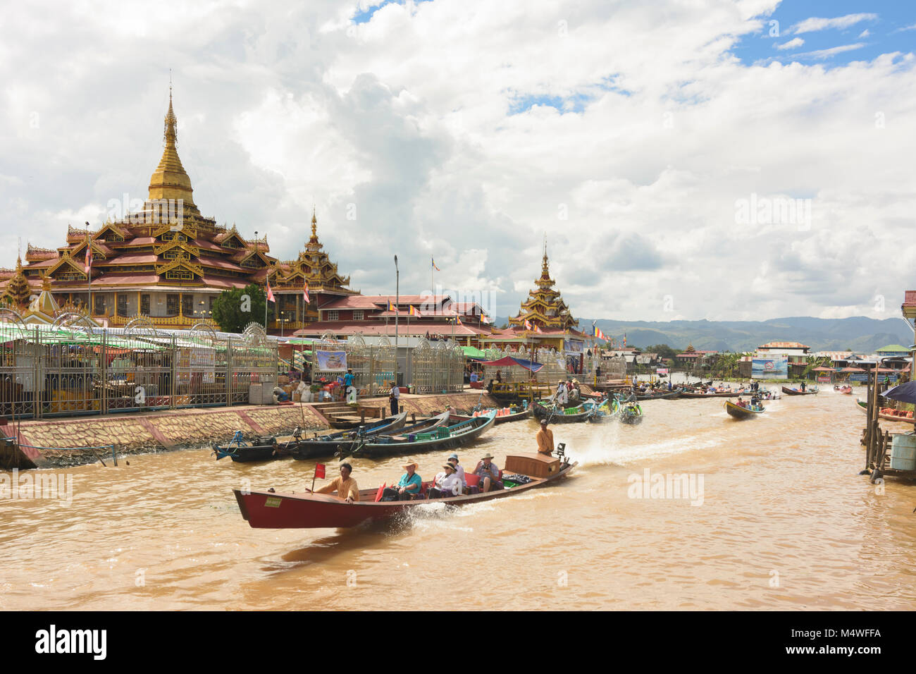 Tha Lay: tempio pagoda Phaung Daw Oo Paya, barca, canal, Lago Inle, Stato Shan, Myanmar (Birmania) Foto Stock