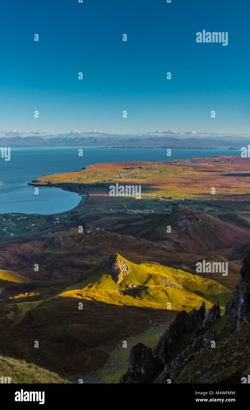 La Quiraing guardando verso Staffin verso Torridon. Foto Stock