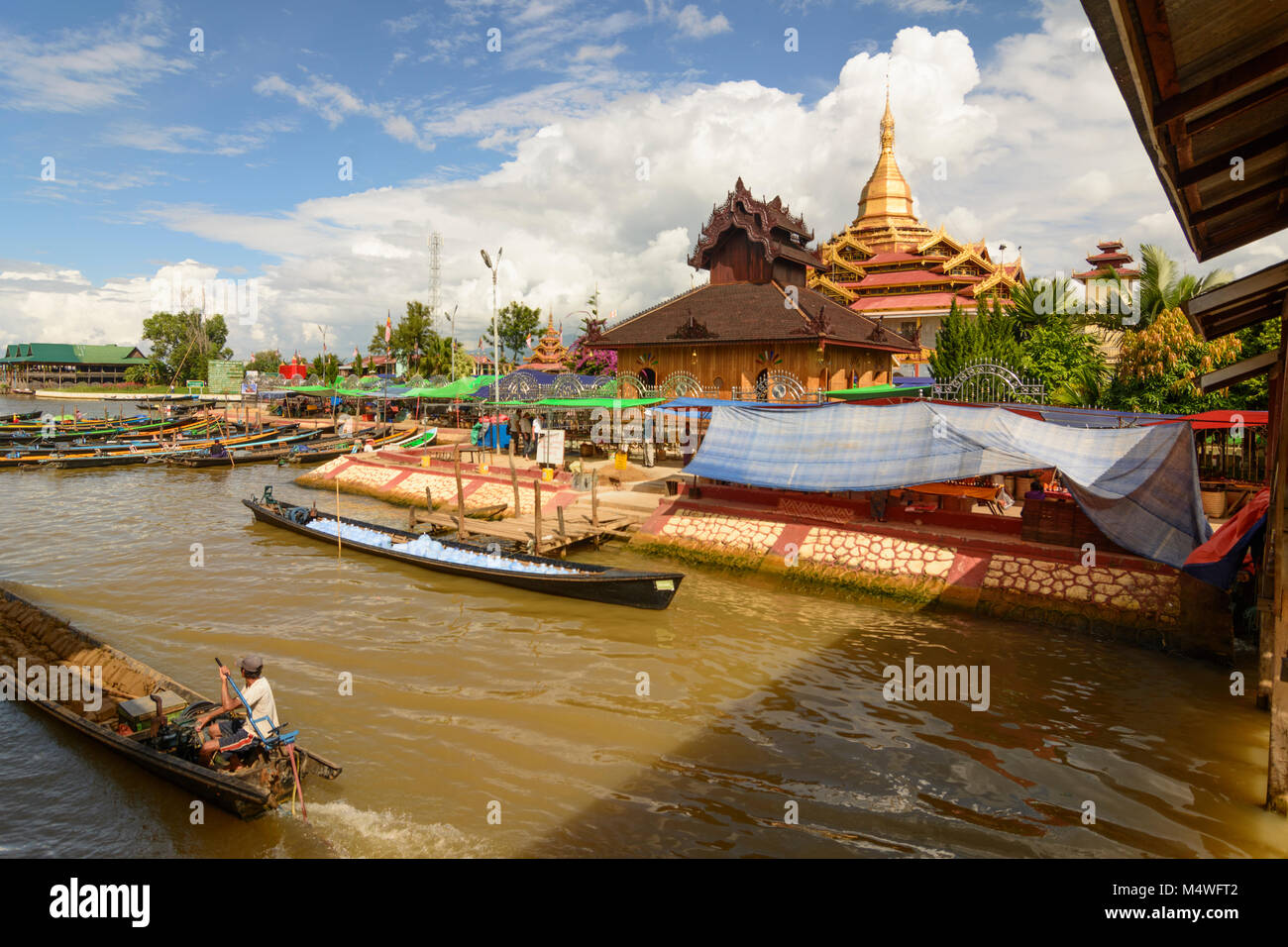 Tha Lay: tempio pagoda Phaung Daw Oo Paya, barca, canal, bridge, Lago Inle, Stato Shan, Myanmar (Birmania) Foto Stock