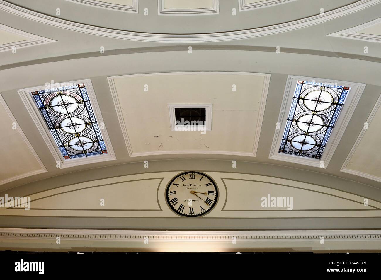 Soffitto con orologio nel Portico Library in Manchester Foto Stock