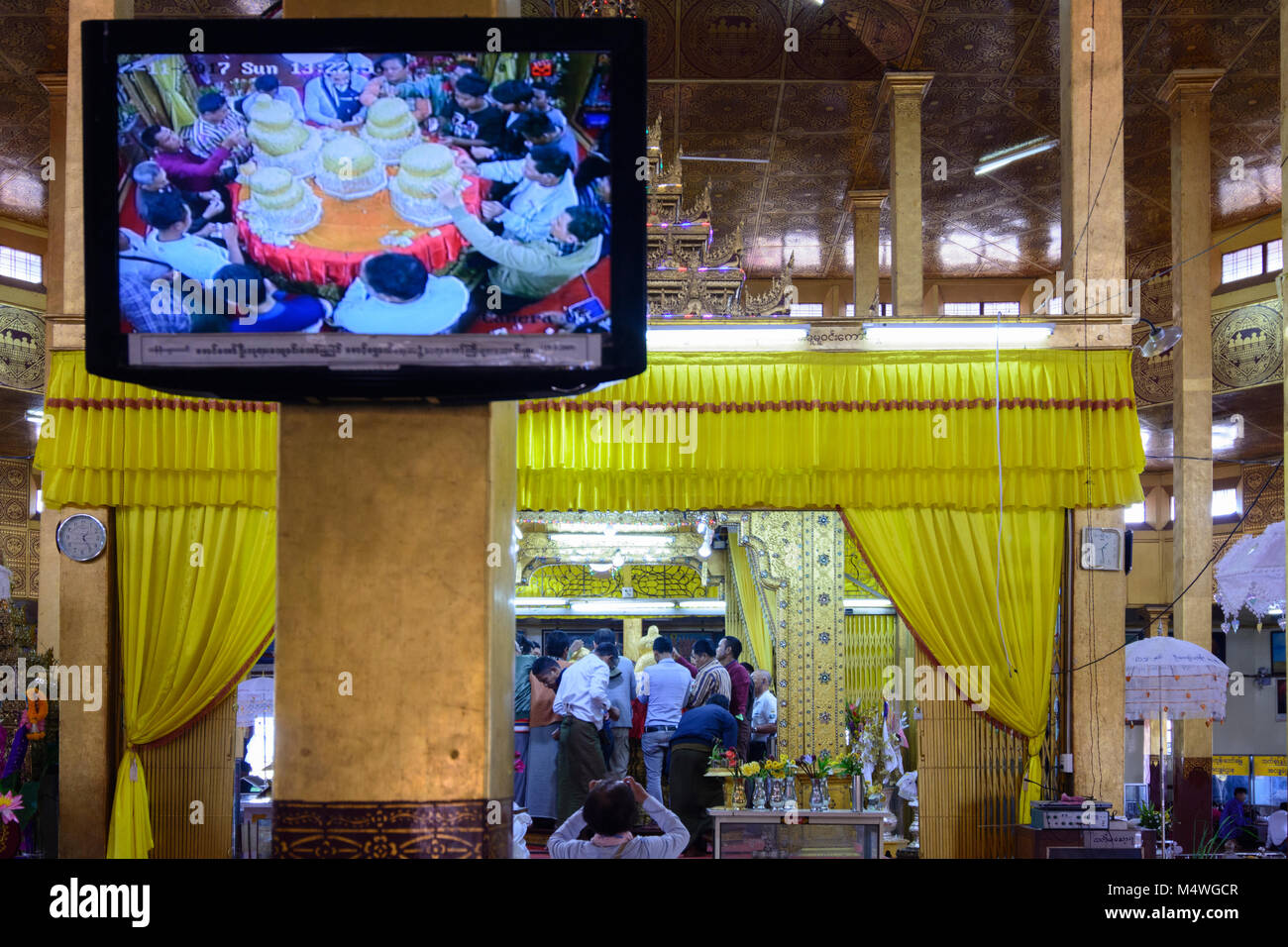 Tha Lay: tempio pagoda Phaung Daw Oo Paya, antiche immagini di Buddha con foglia oro applicata dai devoti al monitor, Lago Inle, Stato Shan, Myanmar (Birmania) Foto Stock