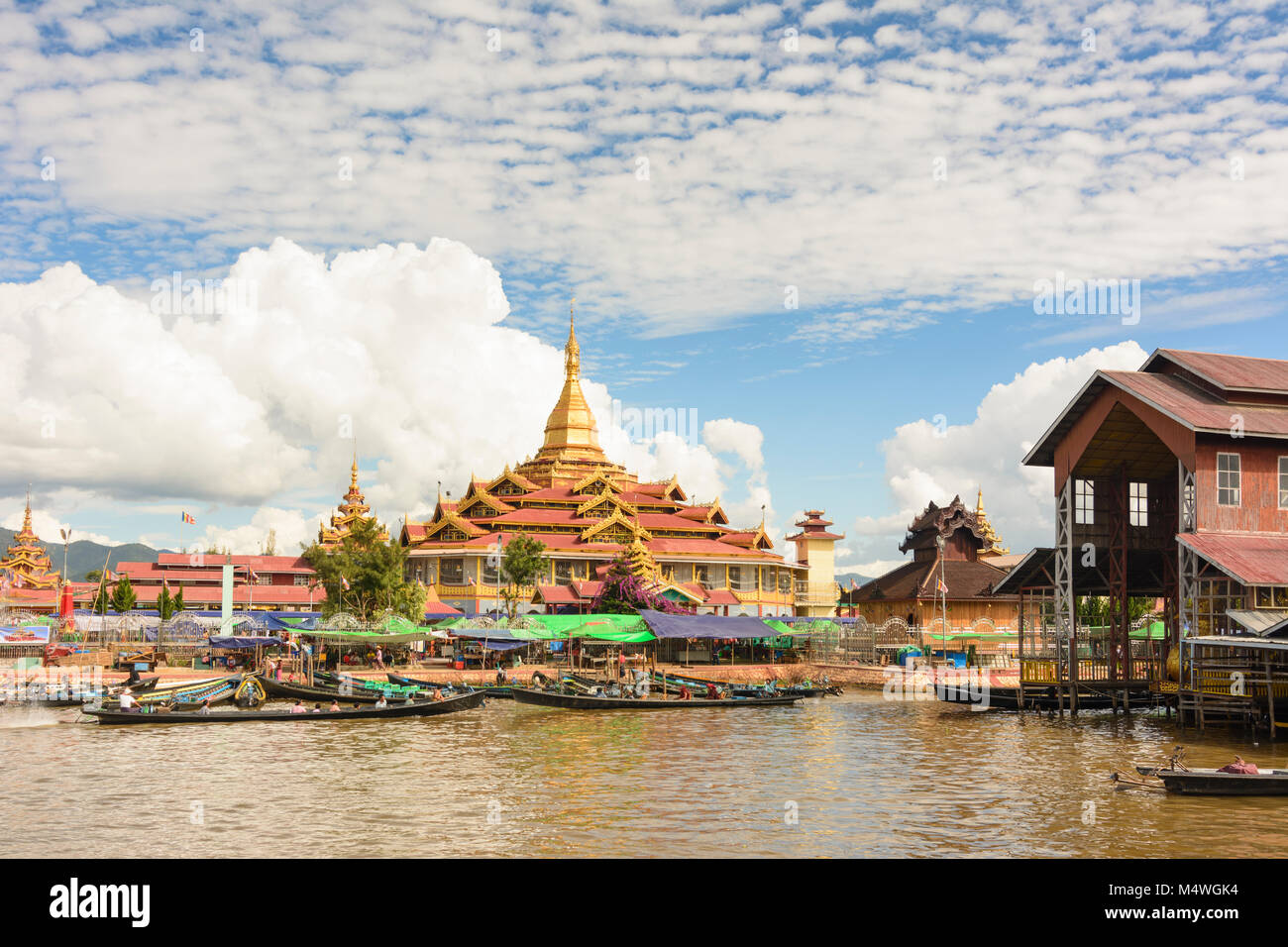 Tha Lay: tempio pagoda Phaung Daw Oo Paya, barca, canal boat house di processione della chiatta (destra), Lago Inle, Stato Shan, Myanmar (Birmania) Foto Stock