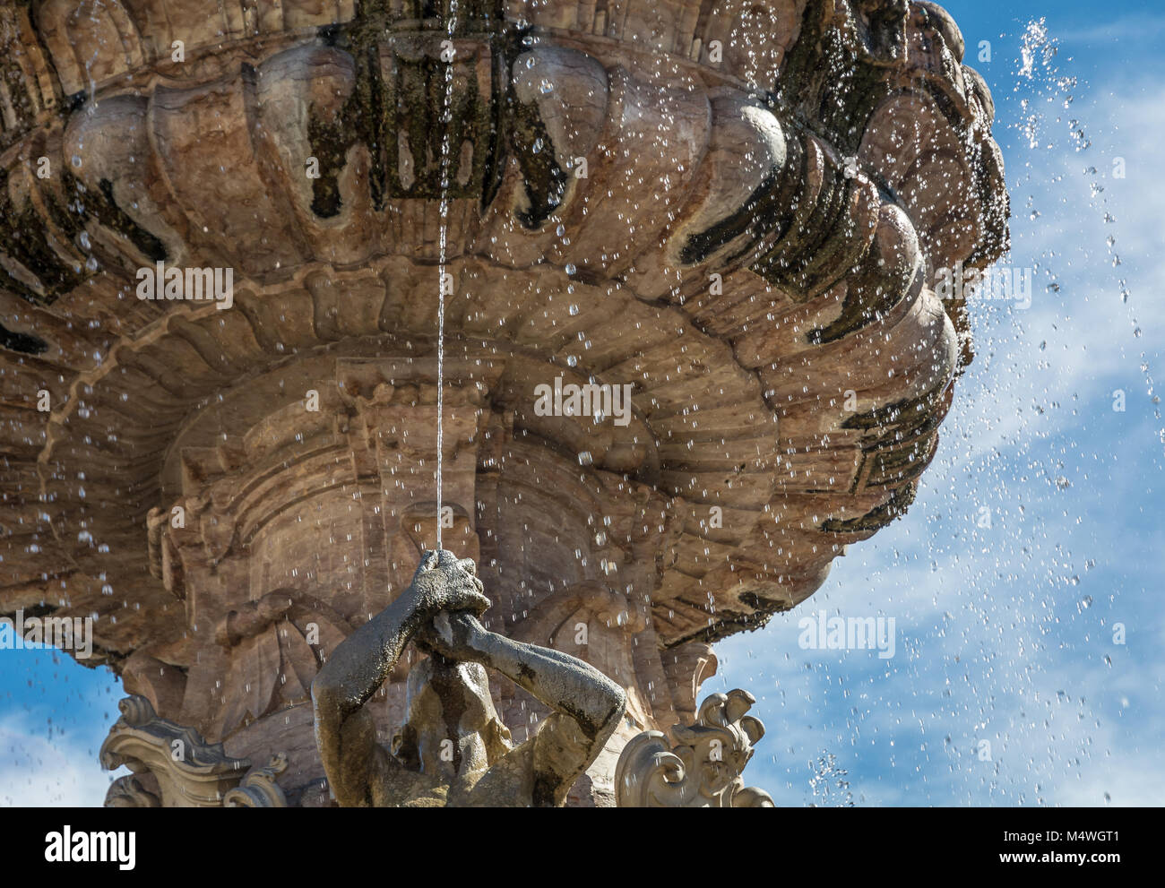 Dettaglio della barocca fontana del Nettuno in Piazza del Duomo nel centro della città di Trento nella regione Trentino Alto Adige, Alto Adige Foto Stock
