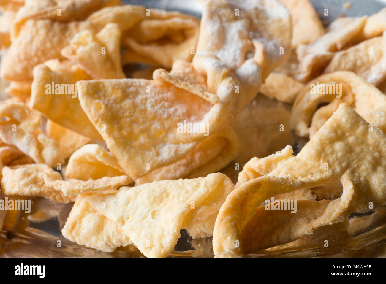 Faworki, ali d'angelo, fritte nastri di pasta sulla piastra Foto Stock