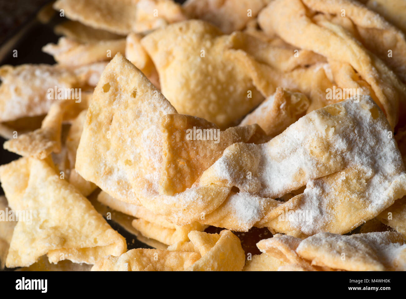 Faworki, ali d'angelo, fritte nastri di pasta sulla piastra Foto Stock