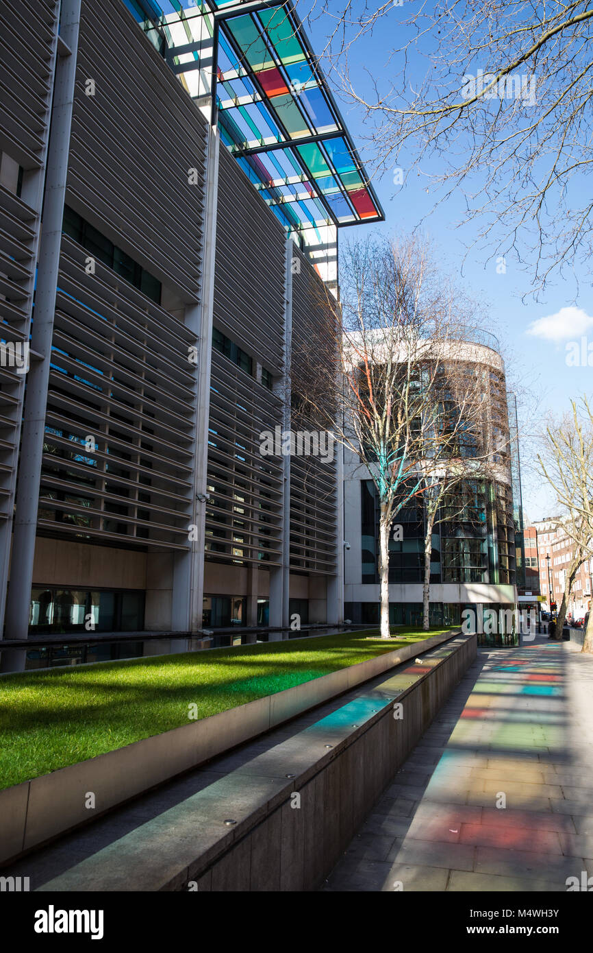 Londra, Regno Unito. 17 Febbraio, 2018. La luce del sole che cade su di Liam Gillick il vetro colorato artwork sul perimetro del sir Terry Farrell's Home Office sede, Foto Stock