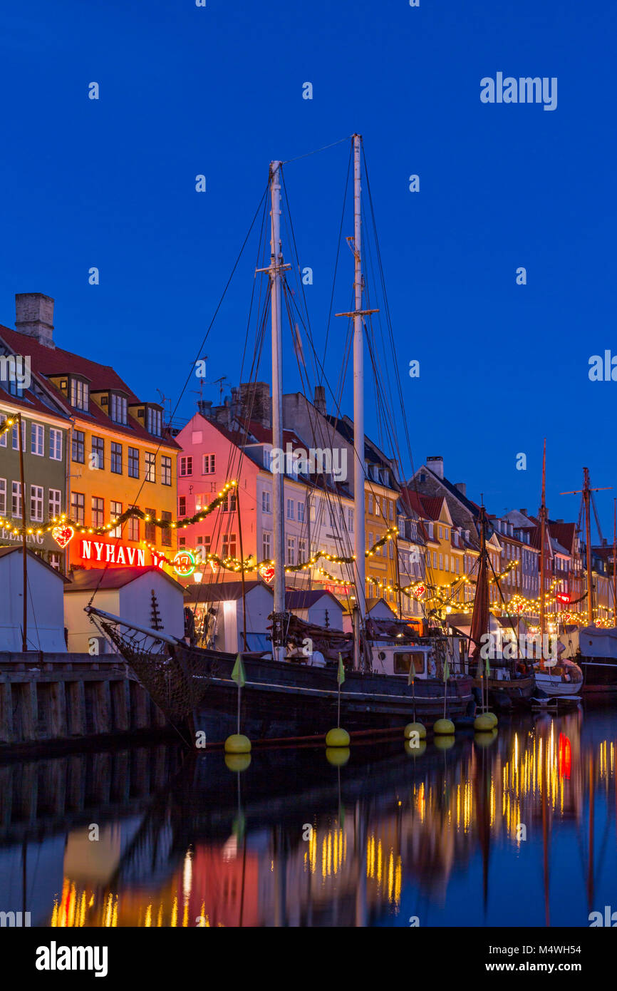 Il mercatino di Natale lungo Nyhavn canal, Copenhagen, Danimarca Foto Stock