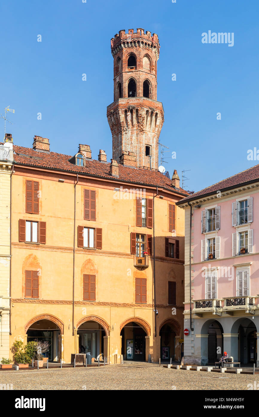 Piazza Cavour e la Torre dell'Angelo, Vercelli Piemonte, Italia Foto Stock