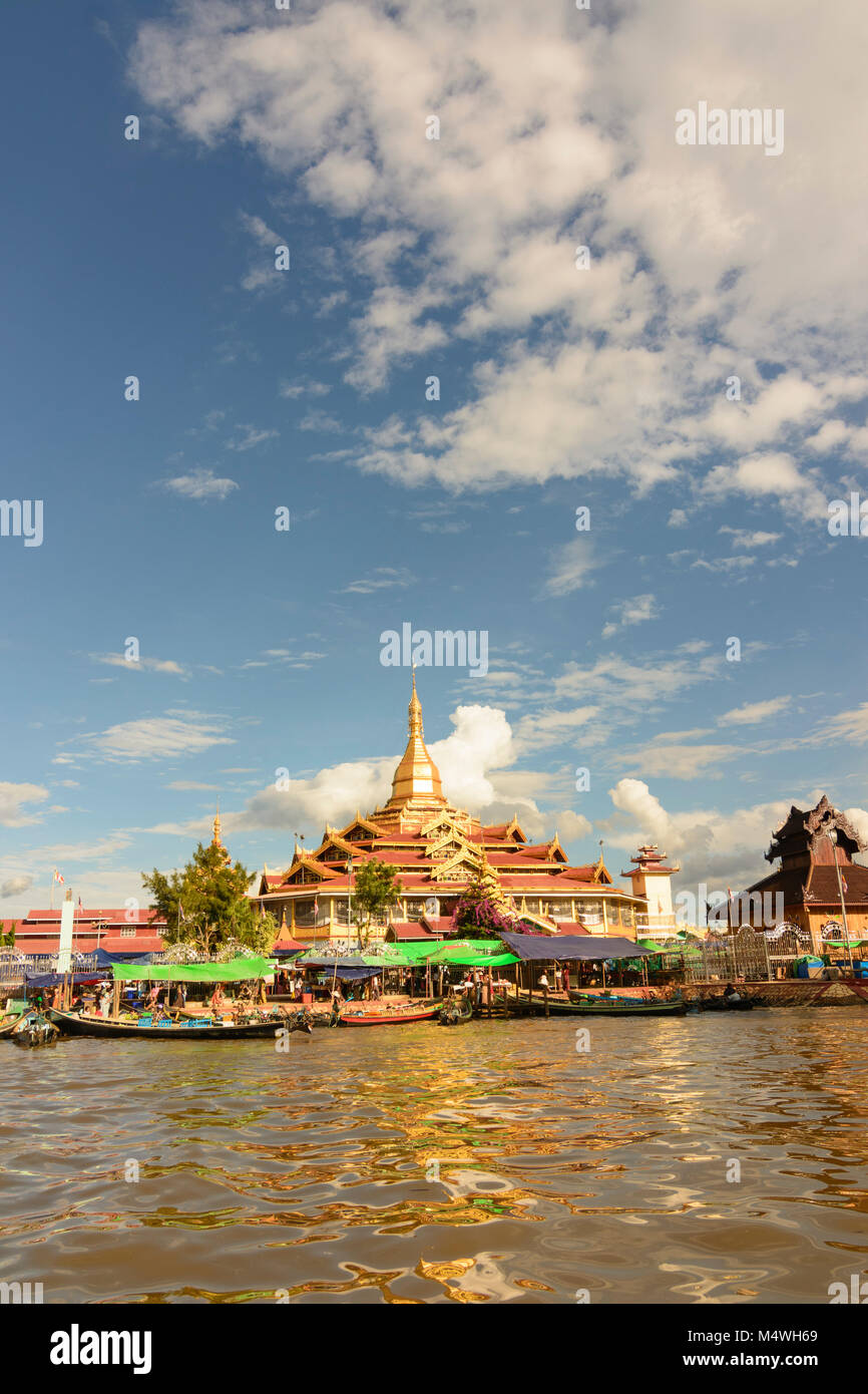 Tha Lay: tempio pagoda Phaung Daw Oo Paya, barca, canal, Lago Inle, Stato Shan, Myanmar (Birmania) Foto Stock