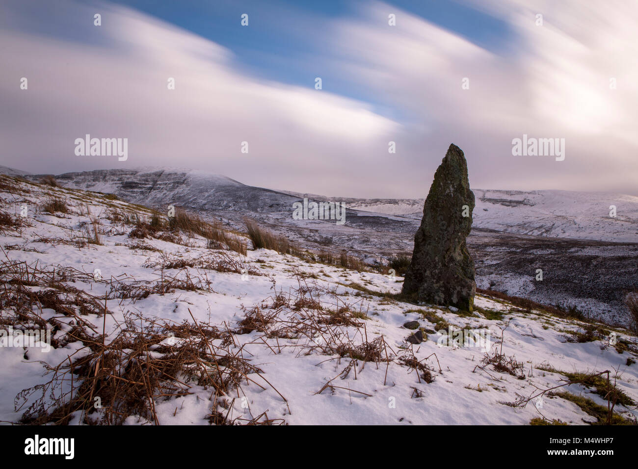 La pietra permanente in inverno in Irlanda's Comeragh Montagne, neve nella Contea di Waterford Foto Stock