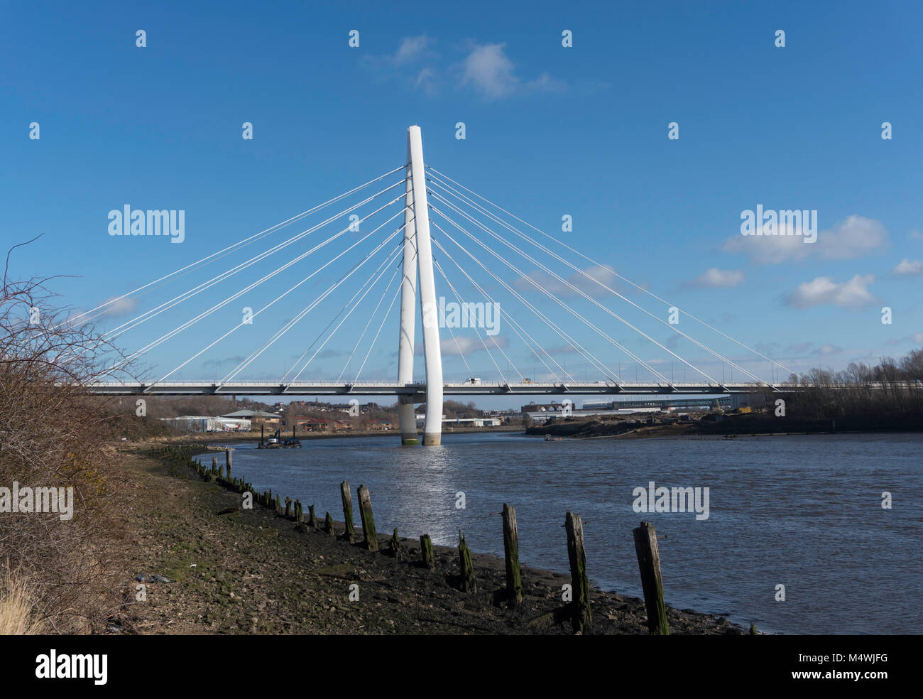 Guglia settentrionale del fiume nuovo attraversamento di usura vista da ovest, Sunderland, England, Regno Unito Foto Stock