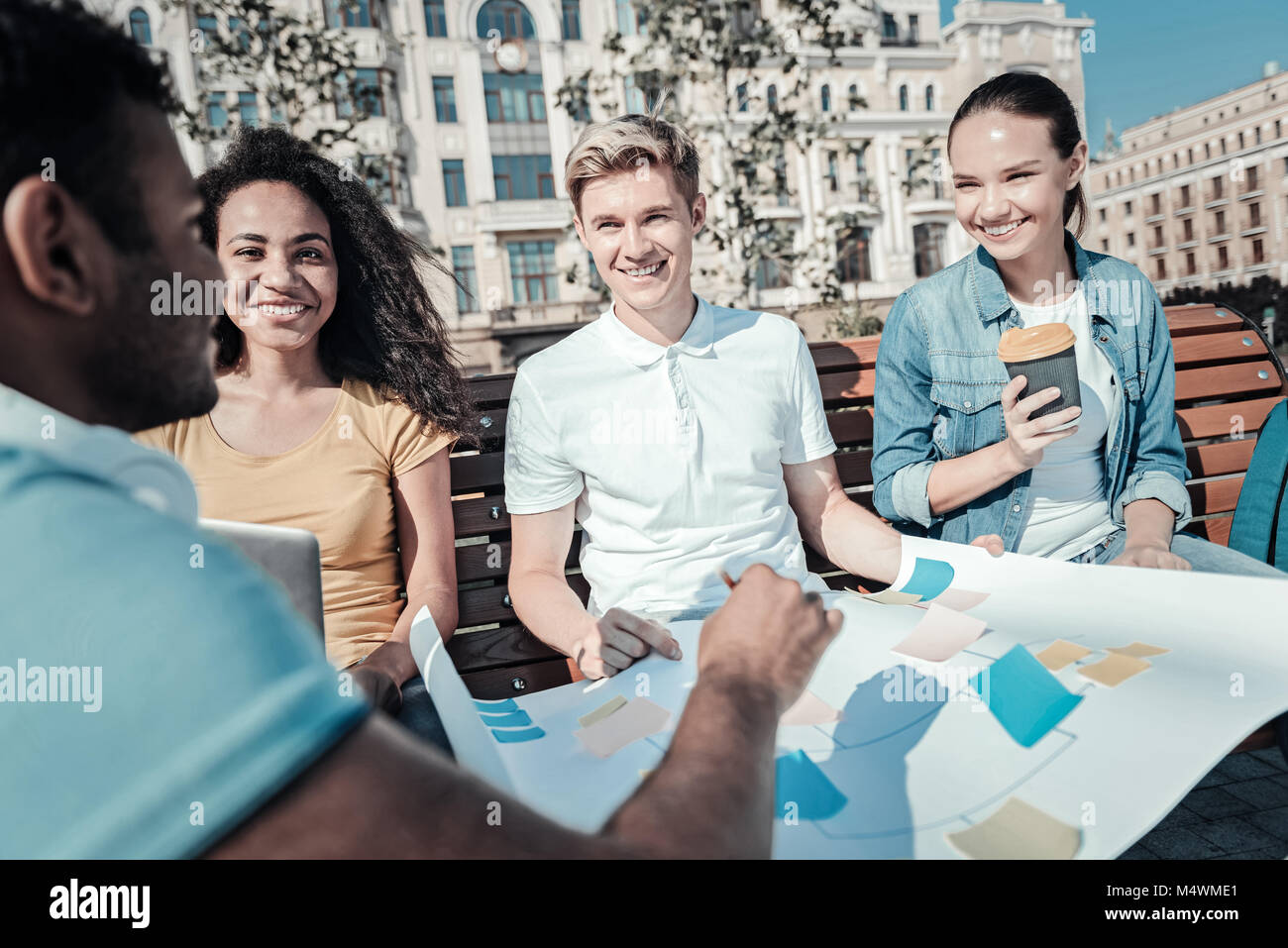 Allegro positivo gli studenti guardando i loro team leader Foto Stock