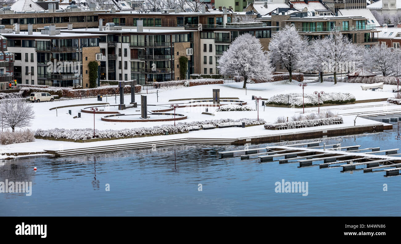 Kristiansand, Norvegia - 17 Gennaio 2018: Il Parco Otterdals coperto di neve. Fontana di acqua sul porto di Kristiansand è stato creato dall'artista Kjell Nupen. Foto Stock