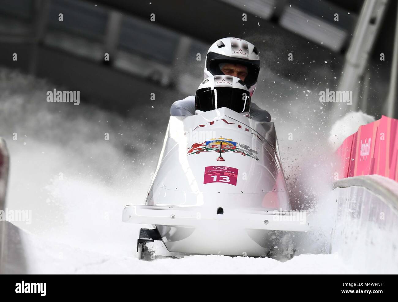 Oskars Melbardis (LAT) e Janis Strenga (LAT). Mens 2-uomo bob. Olympic Centre di scorrimento. Alpensia. Pyeongchang2018 Olimpiadi invernali. Repubblica di Corea. 18/02/2018. Credito: Sport In immagini/Alamy Live News Foto Stock