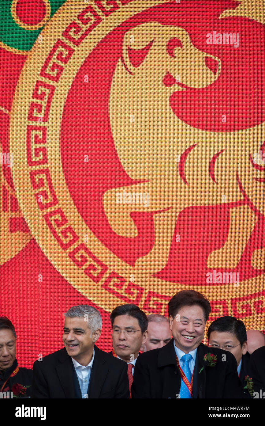 Sadiq Khan, sindaco di Londra sul palco con CT Tang, OBE, e dignitari cinesi - Capodanno cinese a Londra 2018 segnando l arrivo dell anno del cane. L'evento è cominciato con una grandiosa sfilata dal lato nord-est di Trafalgar Square e la finitura in Chinatown a Shaftesbury Avenue. Essa è stata organizzata da Londra Chinatown Associazione Cinese ed è supportata dal sindaco di Londra e Westminster City Council. Credito: Guy Bell/Alamy Live News Foto Stock