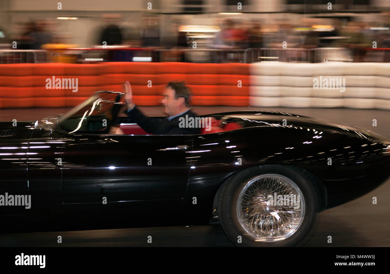 Nigel Mansell CBE, alla guida di una Jaguar E-Type Eagle Speedster giù il Grand Avenue, durante il 2018 London Classic Car Show Foto Stock