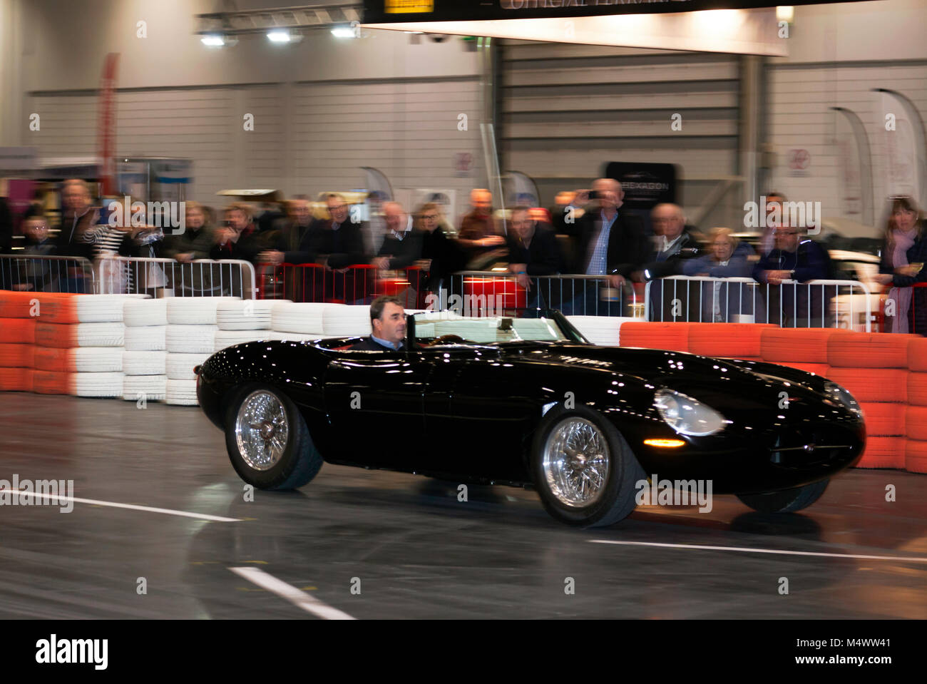 Nigel Mansell CBE, alla guida di una Jaguar E-Type Eagle Speedster giù il Grand Avenue, durante il 2018 London Classic Car Show Foto Stock