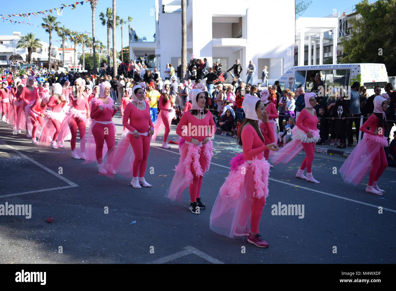 Paphos, Cipro. 18 Febbraio, 2018. Paphos Carnevale 2018 è una tradizionale annuale street carnevale - Domenica 18 Febbraio. Questo è stato originariamente programmato per essere tenuto sabato, ma heavy rain rinviato per un giorno ed è stato spostato al XVIII il sindaco di ordini. La maggior parte dei galleggianti sono stati reclutati da aziende locali e organizzazioni. Foto Stock