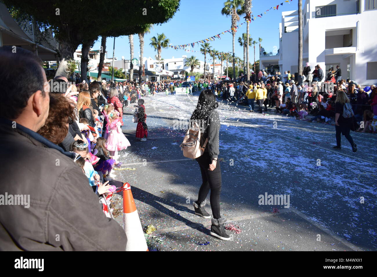 Paphos, Cipro. 18 Febbraio, 2018. Paphos Carnevale 2018 è una tradizionale annuale street carnevale - Domenica 18 Febbraio. Questo è stato originariamente programmato per essere tenuto sabato, ma heavy rain rinviato per un giorno ed è stato spostato al XVIII il sindaco di ordini. La maggior parte dei galleggianti sono stati reclutati da aziende locali e organizzazioni. Foto Stock