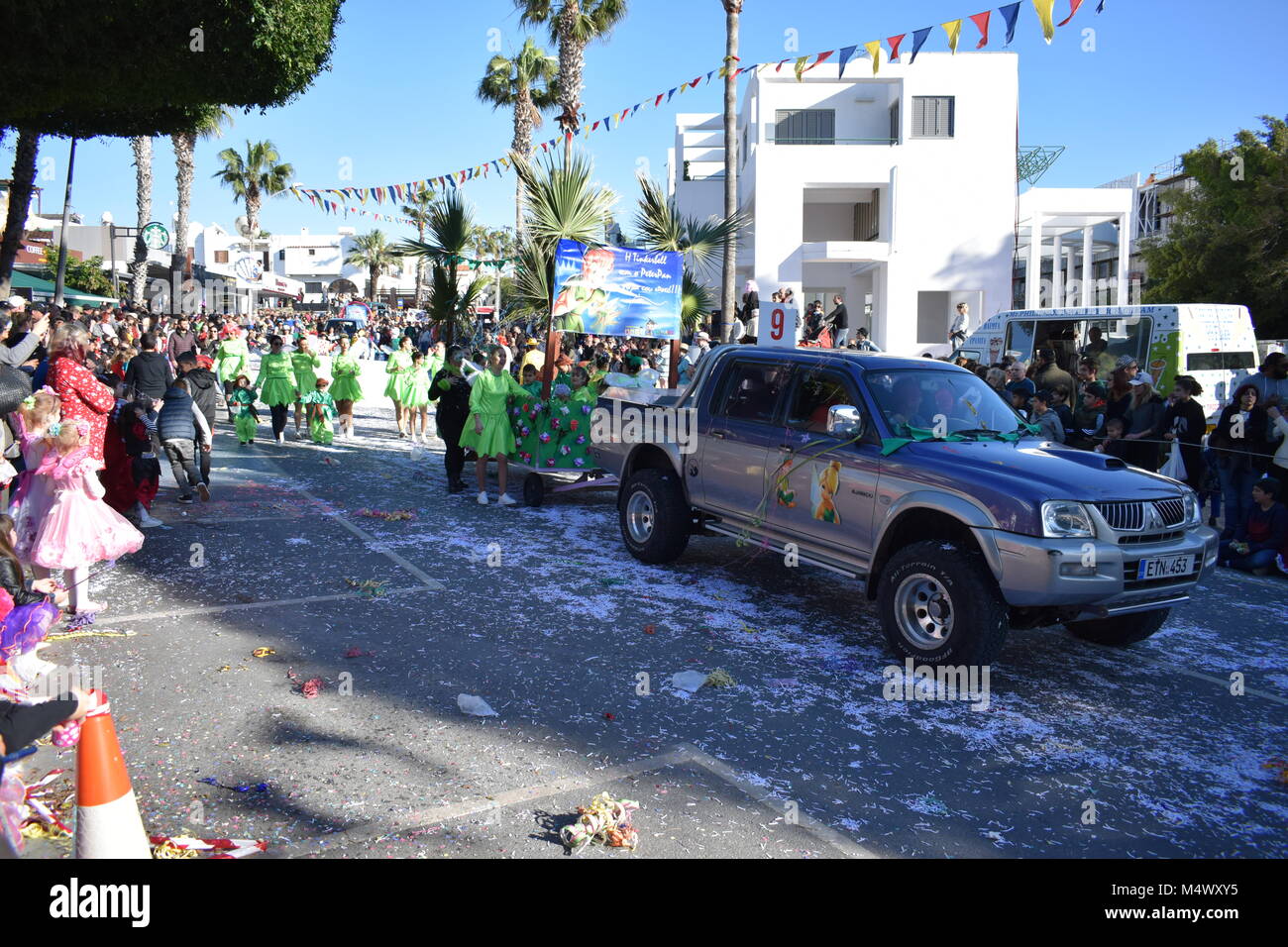 Paphos, Cipro. 18 Febbraio, 2018. Paphos Carnevale 2018 è una tradizionale annuale street carnevale - Domenica 18 Febbraio. Questo è stato originariamente programmato per essere tenuto sabato, ma heavy rain rinviato per un giorno ed è stato spostato al XVIII il sindaco di ordini. La maggior parte dei galleggianti sono stati reclutati da aziende locali e organizzazioni. Foto Stock