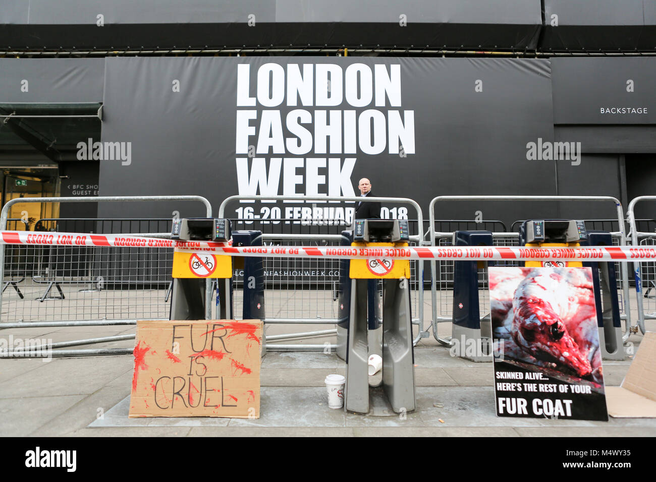 18 Febbraio, 2018. Anti fur manifestanti protestare fuori la London Fashion Week 2018. Nonostante molti grandi case di moda la rimozione vera pelliccia dal loro collezioni l uso di pelliccia reale è ancora considerato indispensabile da pro fur designer. Penelope Barritt/Alamy Live News Foto Stock