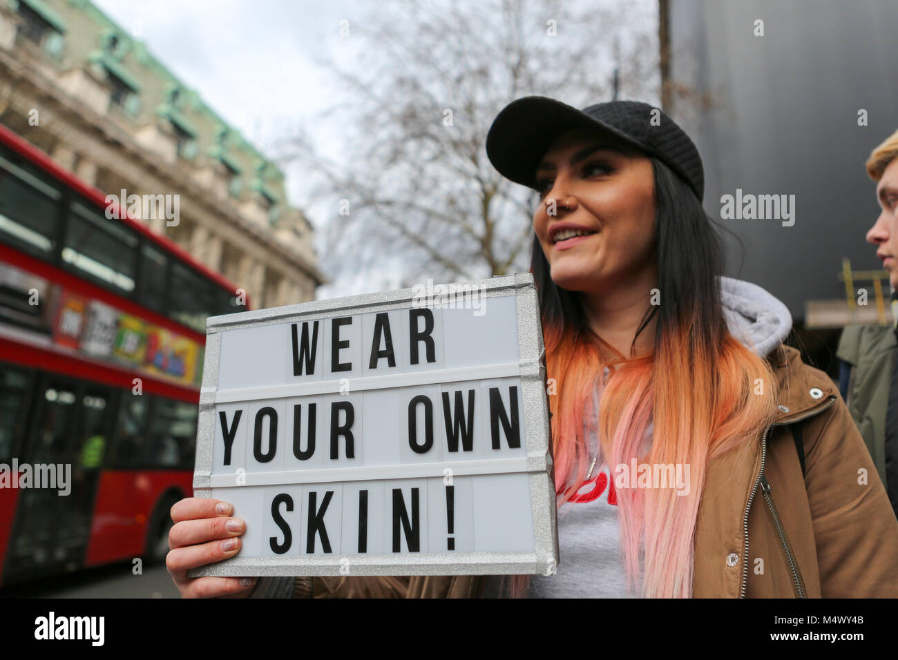 18 Febbraio, 2018. Anti fur manifestanti protestare fuori la London Fashion Week 2018. Nonostante molti grandi case di moda la rimozione vera pelliccia dal loro collezioni l uso di pelliccia reale è ancora considerato indispensabile da pro fur designer. Penelope Barritt/Alamy Live News Foto Stock