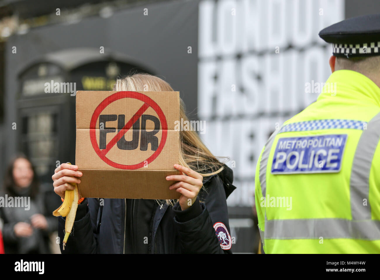 18 Febbraio, 2018. Anti fur manifestanti protestare fuori la London Fashion Week 2018. Nonostante molti grandi case di moda la rimozione vera pelliccia dal loro collezioni l uso di pelliccia reale è ancora considerato indispensabile da pro fur designer. Penelope Barritt/Alamy Live News Foto Stock