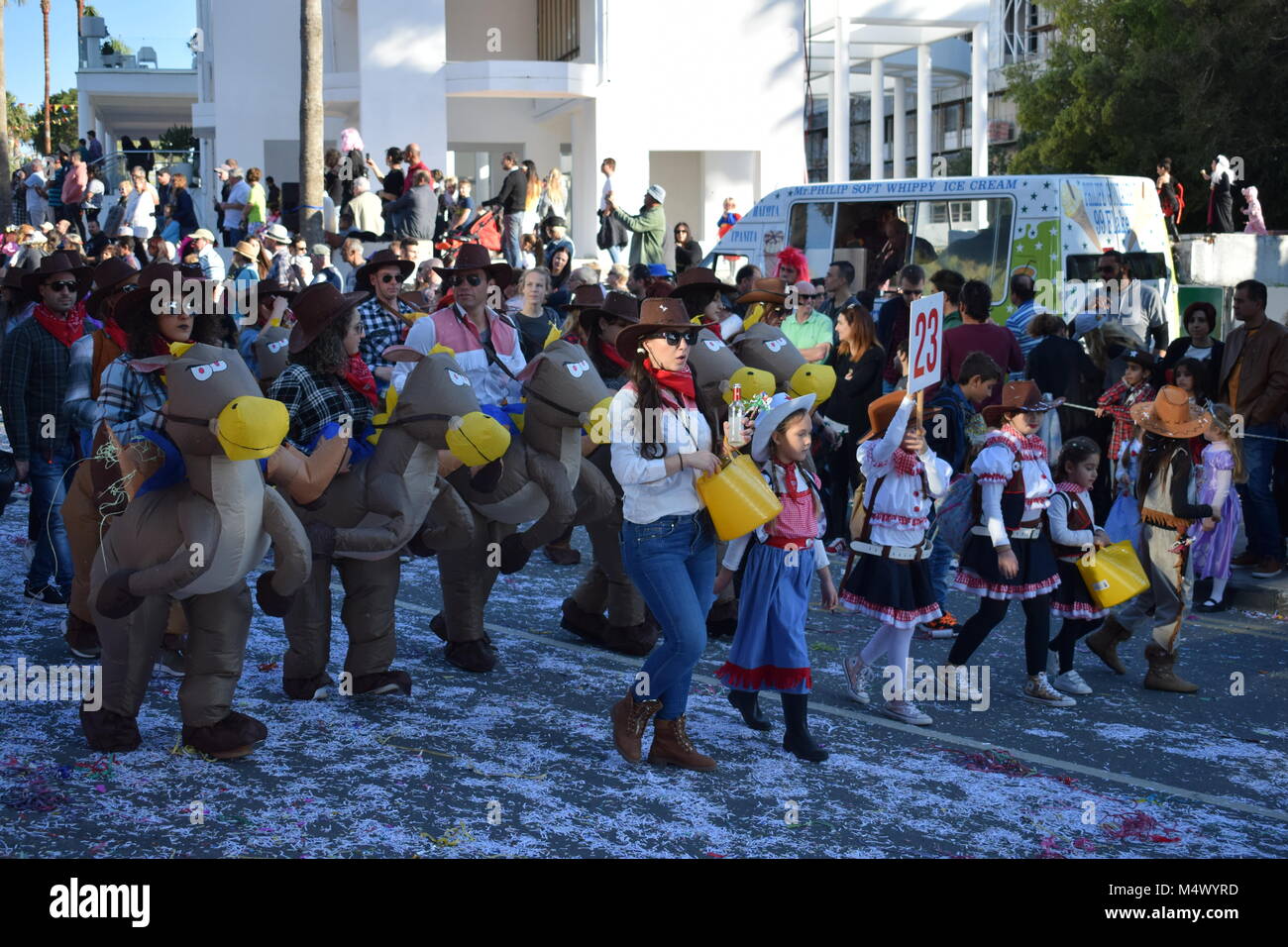 Paphos, Cipro. 18 Febbraio, 2018. Paphos Carnevale 2018 è una tradizionale annuale street carnevale - Domenica 18 Febbraio. Questo è stato originariamente programmato per essere tenuto sabato, ma heavy rain rinviato per un giorno ed è stato spostato al XVIII il sindaco di ordini. La maggior parte dei galleggianti sono stati reclutati da aziende locali e organizzazioni. Foto Stock