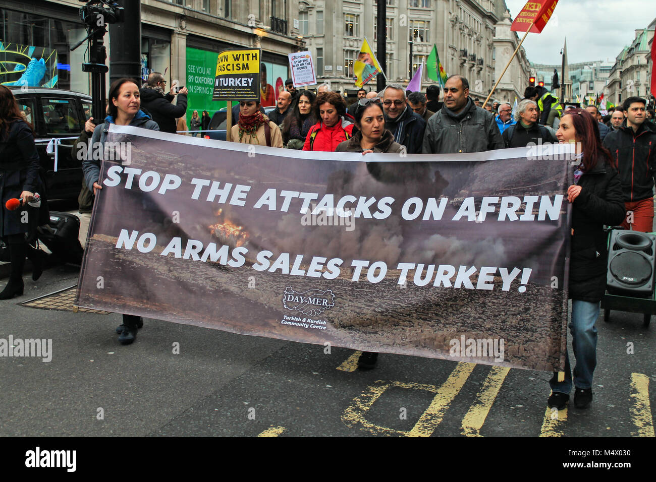 Questa foto è stata scattata su una protesta chiamato da una gamma di base a Londra gruppi curdi per mostrare solidarietà con gli abitanti di Alfrin, una città in Siria attualmente sotto attacco da parte delle truppe turche. La stima del numero di manifestanti in marzo è stato intorno al 1000. Il mese di marzo ha iniziato a Portland Place al di fuori di Broadcasting House e finito in piazza del Parlamento. Foto Stock