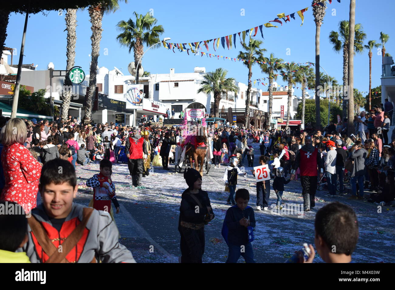 Paphos, Cipro. 18 Febbraio, 2018. Paphos Carnevale 2018 è una tradizionale annuale street carnevale - Domenica 18 Febbraio. Questo è stato originariamente programmato per essere tenuto sabato, ma heavy rain rinviato per un giorno ed è stato spostato al XVIII il sindaco di ordini. La maggior parte dei galleggianti sono stati reclutati da aziende locali e organizzazioni. Foto Stock