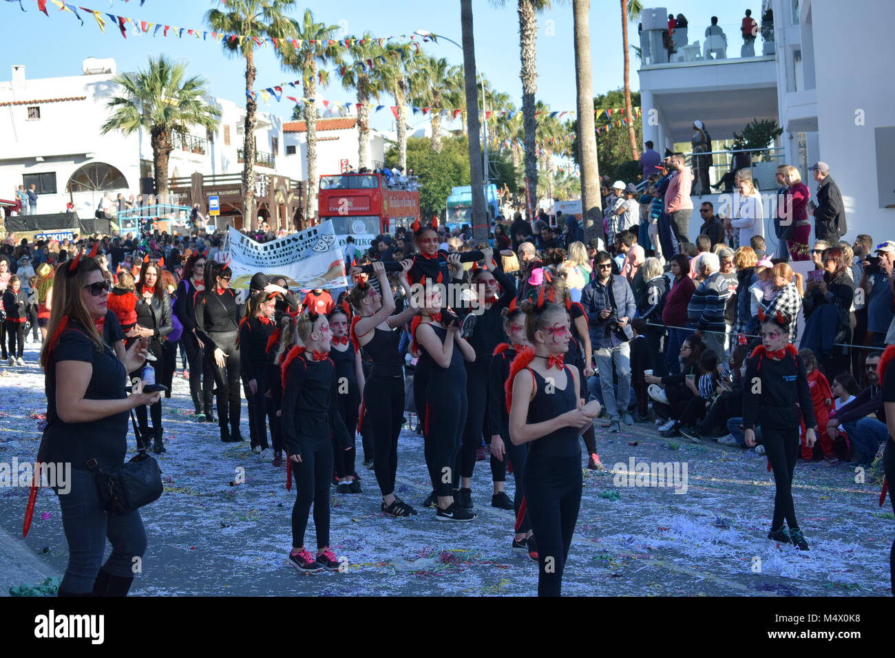 Paphos, Cipro. 18 Febbraio, 2018. Paphos Carnevale 2018 è una tradizionale annuale street carnevale - Domenica 18 Febbraio. Questo è stato originariamente programmato per essere tenuto sabato, ma heavy rain rinviato per un giorno ed è stato spostato al XVIII il sindaco di ordini. La maggior parte dei galleggianti sono stati reclutati da aziende locali e organizzazioni. Foto Stock