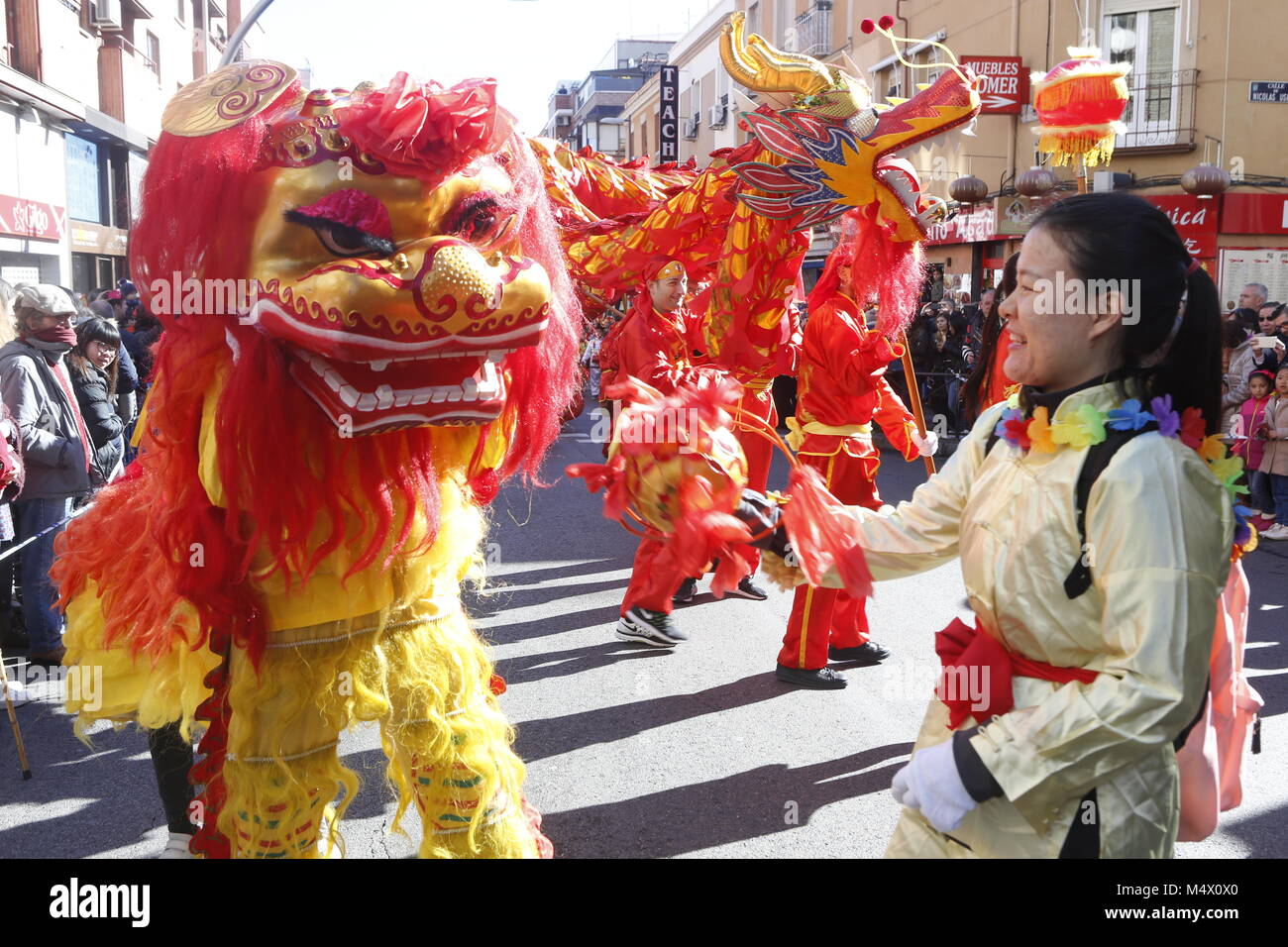 Durante il Nuovo Anno Cinese parade di Madrid domenica 18 febbraio 2018. Credito: Gtres Información más Comuniación on line, S.L./Alamy Live News Foto Stock