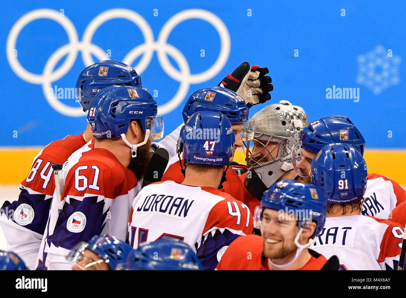 Kangnung, Corea. Xvii Feb, 2018. Il portiere Pavel Francouz (CZE; quarta da sinistra) festeggiare con i suoi compagni di squadra dopo il Canada vs Repubblica Ceca ice hockey match entro il 2018 Olimpiadi invernali in Gangneung, Corea del Sud, 17 febbraio 2018. Credito: Michal Kamaryt/CTK foto/Alamy Live News Foto Stock