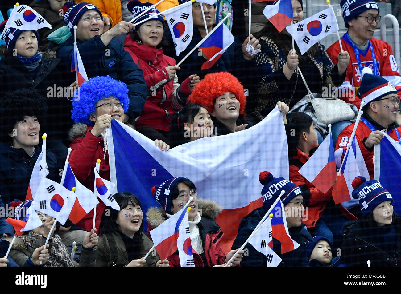 Kangnung, Corea. Xvii Feb, 2018. I tifosi di hockey in azione durante il Canada vs Repubblica Ceca ice hockey match entro il 2018 Olimpiadi invernali in Gangneung, Corea del Sud, 17 febbraio 2018. Credito: Michal Kamaryt/CTK foto/Alamy Live News Foto Stock