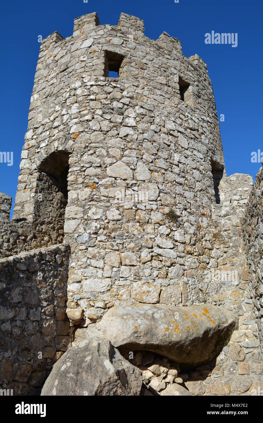 Vista di una torre presso il castello moresco al di fuori di Sintra Portogallo Foto Stock