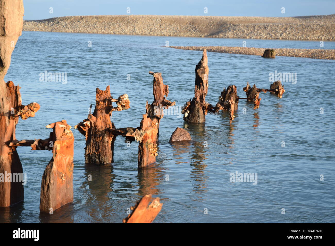 Struttura di frangionde eroso visibile a bassa marea bassa, PAGHAM Harbour, BOGNOR REGIS, febbraio 2018 Foto Stock