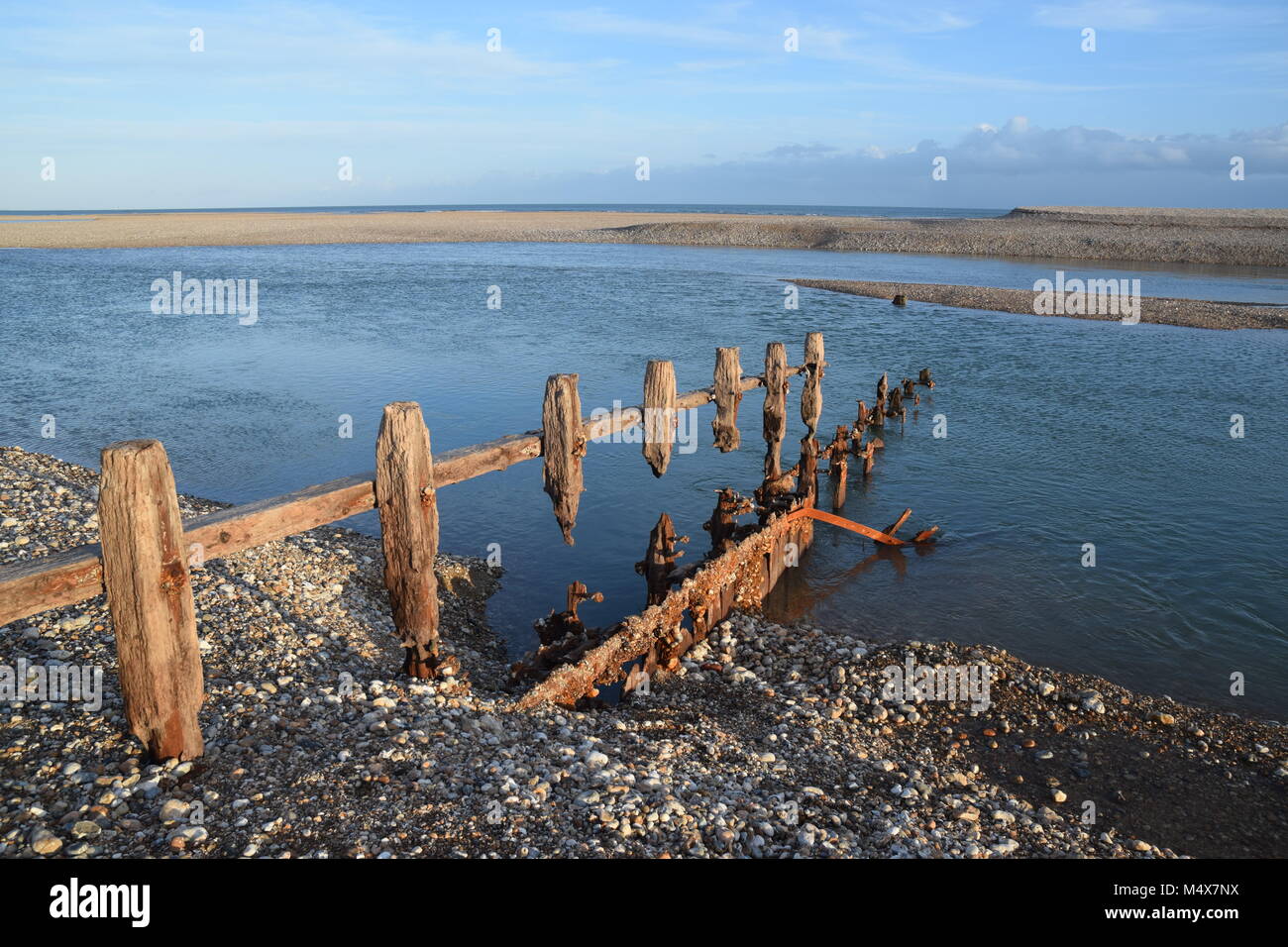 Struttura di frangionde eroso visibile a bassa marea bassa, PAGHAM Harbour, BOGNOR REGIS, febbraio 2018 Foto Stock