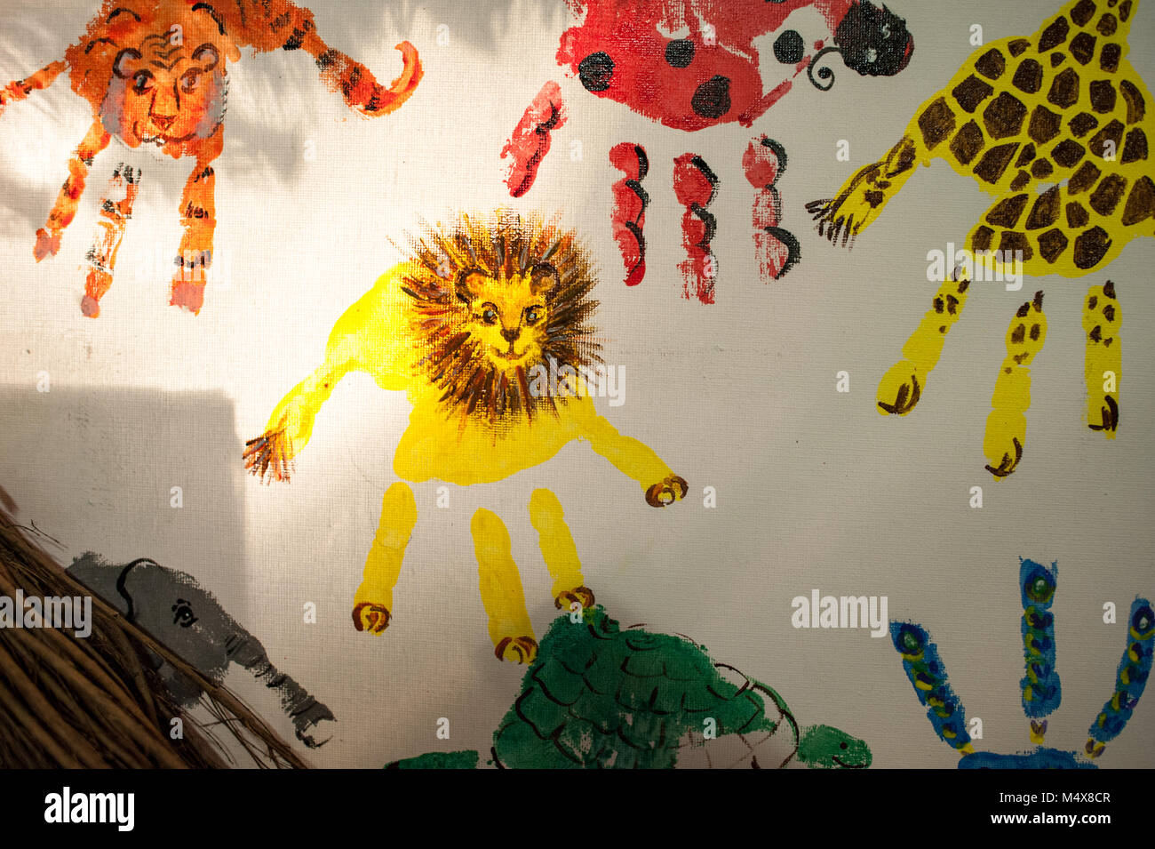 Multi colore stampe a mano decorato come animali. Foto Stock