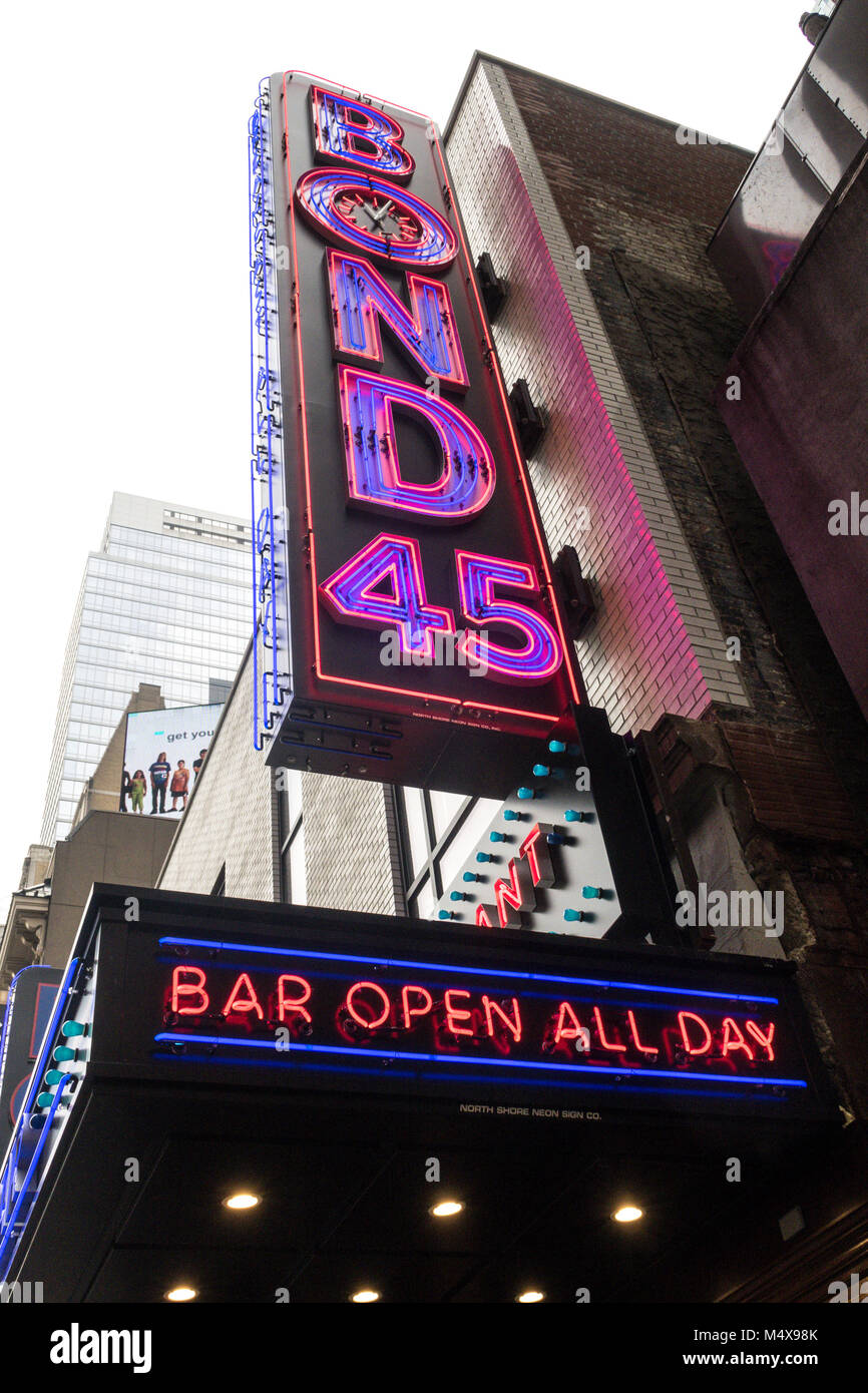 Bond 45 Cucina Italiana e Bar segno è su West 46th Street in Times Square NYC, STATI UNITI D'AMERICA Foto Stock