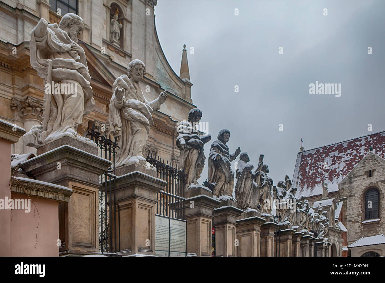 Cracovia in Polonia - Febbraio 12, 2018 foto degli Apostoli nella chiesa di San Pietro e Paolo nella neve in Cracovia Foto Stock