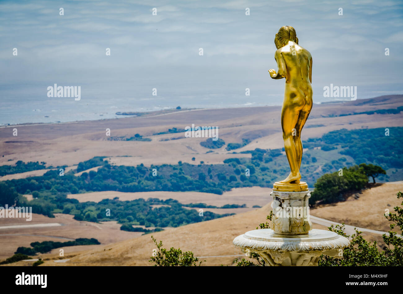 Golden girl statua presso il Castello di Hearst guarda sulle colline e il litorale dell'oceano sulla costa della California di San Simeone, CA. Foto Stock