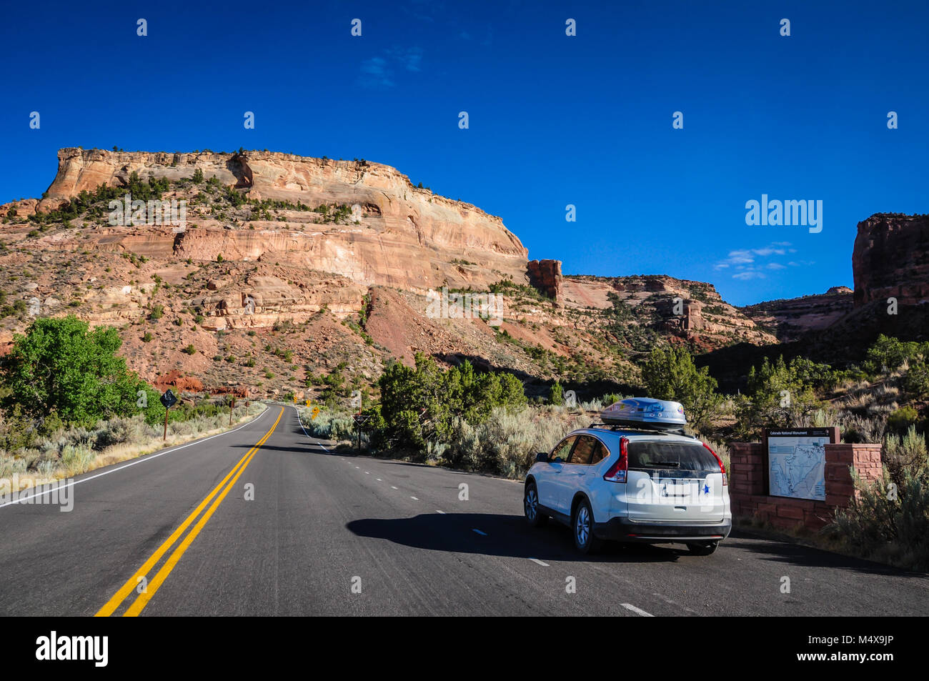 Crossover, auto con il portabagagli per tetto bagagli, entrando in Colorado National Monument. Foto Stock