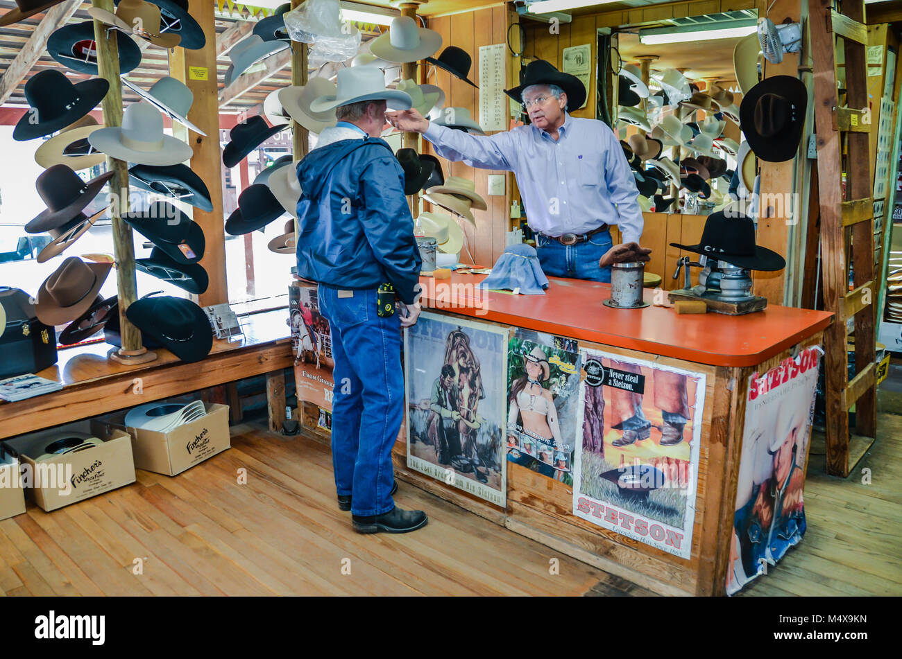 Cowboy acquistando un Stetson hat e farla rimodellata. Foto Stock