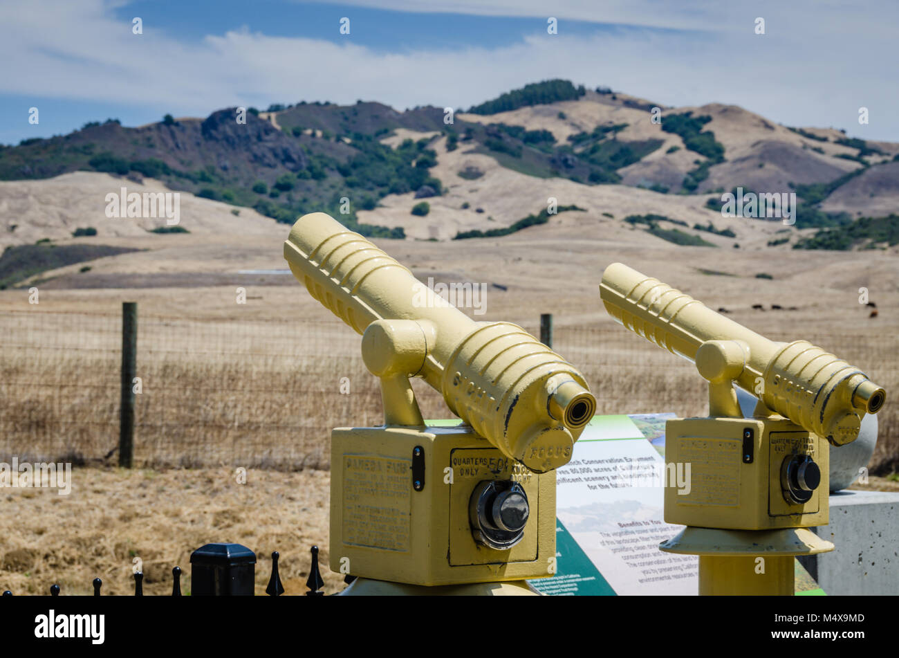 Due giallo gettoniera telescopi impostato sulla vista montagna presso il Castello di Hearst in San Simeone, California. Foto Stock