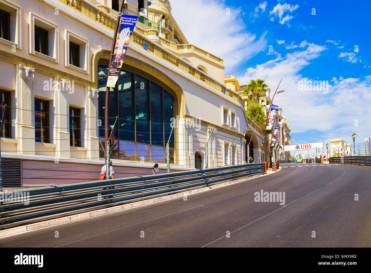 MONTE CARLO / MONACO - Giugno 02, 2013: Street di Monaco utilizzato per F1 Gran Prix motor race e turisti sui lati della strada. Foto Stock