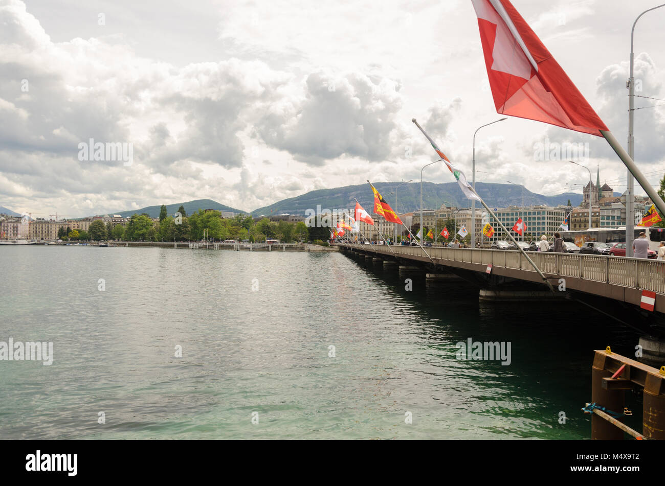 In Svizzera le bandiere e Ginevra Stemma bandiere sul Pont du Mont-Blanc a Ginevra, Svizzera Foto Stock