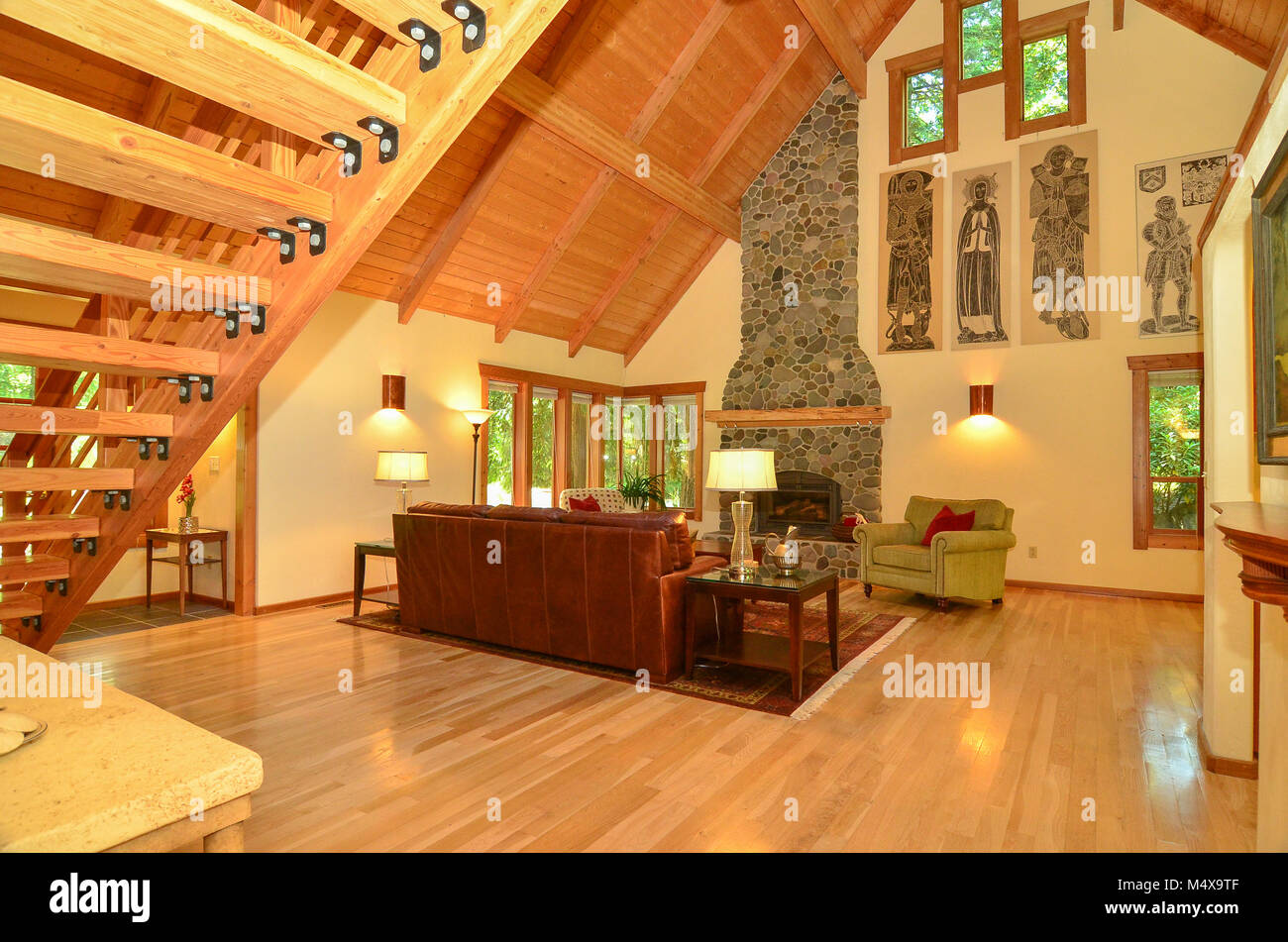 Rustico nordovest del Pacifico (USA) Chalet in impostazione di bosco Foto Stock