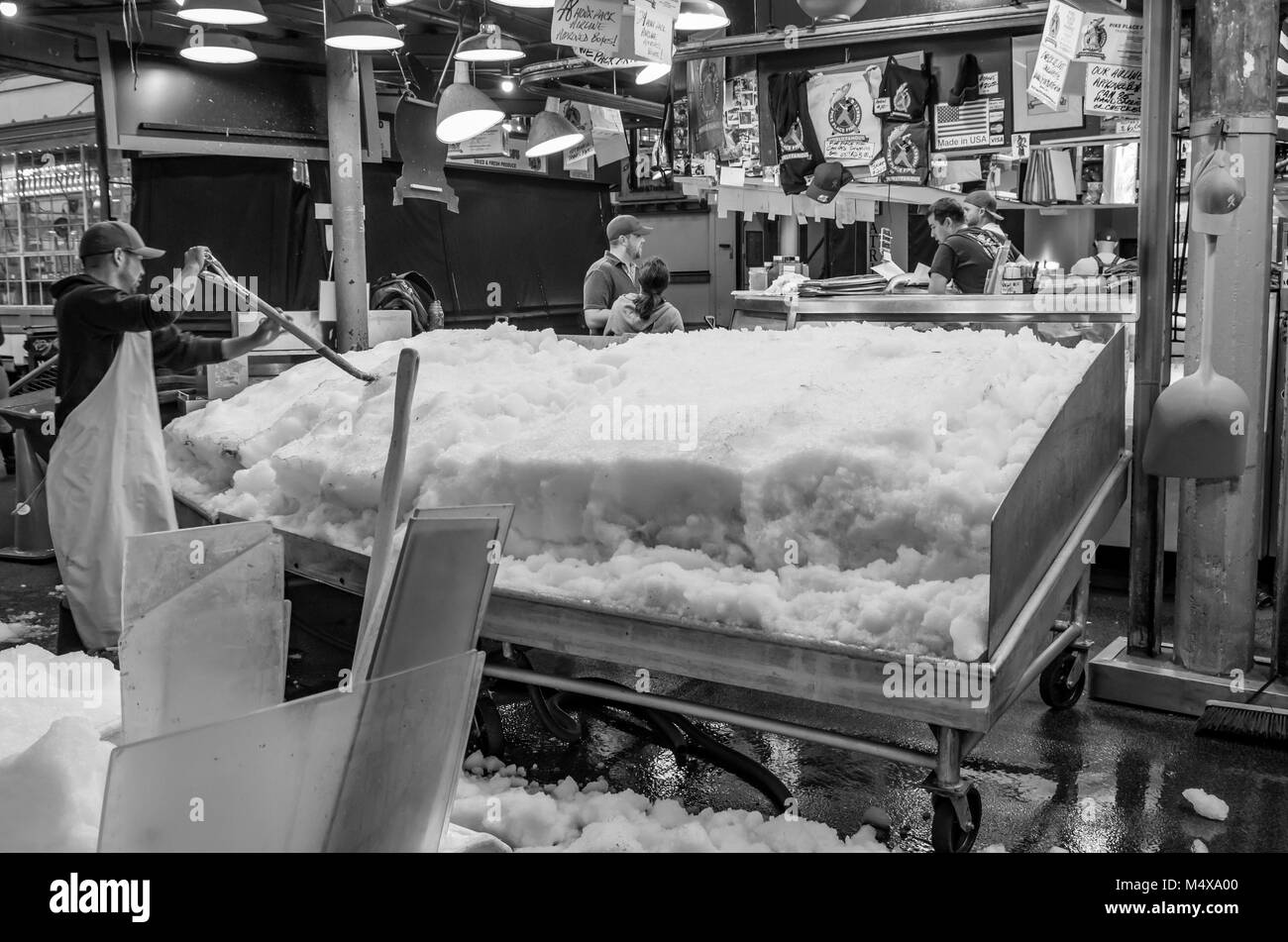 Pesce mercanti di impostazione di un pesce ghiacciata visualizzare il Pike Place Market di Seattle, Washington, Stati Uniti d'America Foto Stock